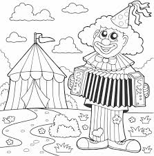 Visages disparaissant sous le maquillage, vêtus de façon spectaculaire, très colorés, les clowns se partagent traditionnellement en « augustes » et en « clowns blancs ». Image De Jaune Carton Jaune Et Rouge A Imprimer