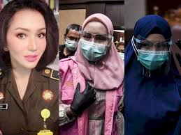 Foto pinangki sirna malasari ig. Jaksa Pinangki Lebih Syar I Religius Denny Siregar Sindir Seandainya Tuhan Bisa Tertawa Indozone Id