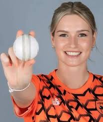 Northern Superchargers' title scenes had Georgia Wareham in attendance…  sort of! 🏆😂 [ Tags: Female Cricket, Women's Cricket, The Hundred, The  Women's Hundred, Southern Brave, Northern Superchargers ]