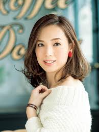 40代の毎日ヘアスタイル小顔に見える耳掛けミディアムで顔の歪みを矯正