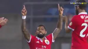 Everton ribeiro, gabriel barbosa e rodrigo caio se juntaram ao elenco da #seleçãobrasileira nesta manhã. Gabriel Barbosa First Goal With Benfica Shirt 14 10 2017 Hd Youtube