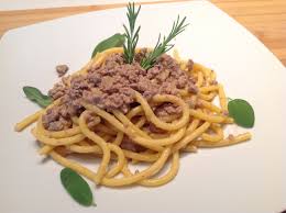 Avviamo il torchio a velocità 1 e cominciamo a trafilare tagliando i bigoli alla lunghezza desiderata. Bigoli Con Ragu D Anatra