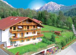 Gli appartamenti di ciasa valentin (ciasa è la parola ladina per casa) si trovano in una posizione centrale, ma molto tranquilla, nella località di valiares presso san vigilio di marebbe, proprio ai margini di un bosco. Residence Sora Hotel San Vigilio Prezzi 2021 E Recensioni