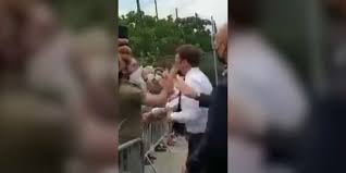 C'est aussi le cri de guerre des enfants qui ont vu les visiteurs la veille. Hog3qa0gw Hgjm