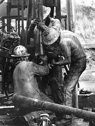 The Floor Hands Or My Dad Called Them Roughnecks Cause You Had To Be Rough To Do This Job Relieves Derrick Hand In De Oilfield Oilfield Life Oil Platform