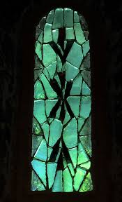Vitrail En Dalle De Verre Et Joint Mineral De Henri Guerin 2002 A L Eglise Sainte Foy De Mirmande Drome Vitrail Dalle De Verre Art Verrier