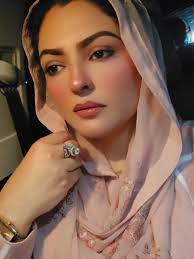 Cute Bees: Buzzing into 2024 Trends with Gold Serum