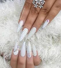 Rosa, blanco y transparente, para simular el color real de se trabaja sobre ella con cualquier diseño requerido. 20 Hermosas Disenos De Unas En Blanco Que Te Encantaran Bride Nails Wedding Nails Design Wedding Nails