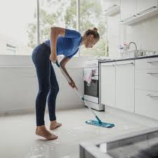 Fare le pulizie di casa è un' attività che la maggior parte delle persone trova noiosa e faticosa, oltre che impegnativa in termini di tempo sottratto ad altre attività più appaganti.il lavoro diventa ancora più gravoso se, magari per via degli impegni lavorativi, si è costretti a pulire la casa nel fine settimana, magari per scongiurare la brutta figura nel caso di arrivo di ospiti. Pulizie Domestiche 11 Errori Frequenti Da Non Fare