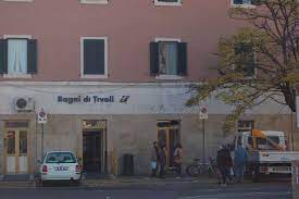 Confrontando le offerte di moltissime compagnie, non vi resterà che scegliere l'opzione migliore in base alle vostre esigenze di orari e prezzo. Baby Vandali Rubano Estintori Ed Imbrattano La Stazione Ferroviaria