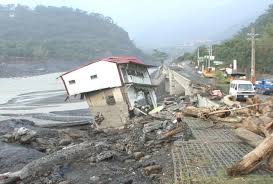 Typhoon morakot (莫拉克颱風）50年來世紀大浩劫謹以此影片祝禱災區以此為念 永生不忘祈往生者往生淨土所有受災的同胞 痛苦之後 心生力量 勇於面對. é·æ'çš„æ¬²èµ°é‚„ç•™ æˆ'å€'çš„å³¶