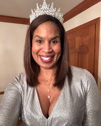 Found a dress to go with my crown 👑 I had to refrain myself from wearing  it to the gala 🤣🤍