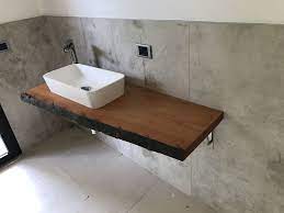 Top In Legno Massello Sospeso Nella Foto Si Vedono I Particolari Delle Staffe In Acciaio Che Sorreggono Il Top E Il Lavabo Miscela Legno Acciaio Rivestimento