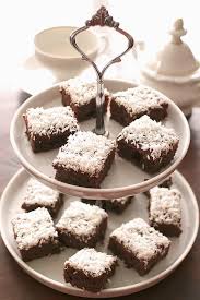 Feiner Zu Kleinen Stucken Geschnittener Low Carb Blechkuchen Mit Schokolade Bestrichen Und Kokosraspeln Ver Low Carb Rezepte Low Carb Kochrezepte Backrezepte