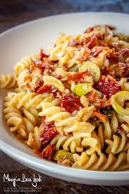 Pasta Con Pomodori Secchi Tonno Olive E Capperi Mangia Bevi Godi Blog Di Cucina E Ricette
