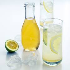 Aggiungiamo il succo di limone all'acqua, uniamo tanto ghiaccio e qualche fogliolina di menta. Lemonsoda La Ricetta Di Cuoche Ma Buone