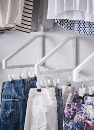 22 Diy Ideen Fur Die Wohnung Nutzen Sie Regalhalter Mal Anders Aufhangen Deko Kleider Lackwandregal Yo Kleiner Kleiderschrank Kleiner Schrank Ikea Hacks