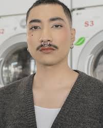 サラリーマン 👔🤡🫩 . . Otro look viejo, triste y cansado de puro chambear, di  Inspirado en el personaje Laureano, de Pokemon #drag #dragartist  #larrypokemon #アオキポケモン