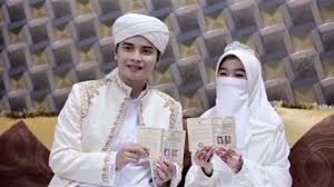Larissa chou mengucapkan selamat ke alvin faiz dan henny rahman sambil menggendong putranya. Larissa Chou Resmi Gugat Cerai Alvin Faiz Ini 5 Faktanya Hot Liputan6 Com