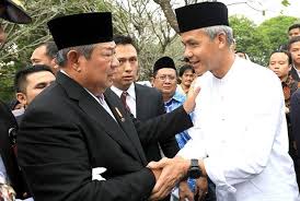 Yang pertama, ganjar menyalami andrey wijaya. Ganjar Pranowo Hadiri Pemakaman Ani Yudhoyono Di Tmp Kalibata