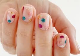 El caviar son unas pelotitas diminutas, como canutillos pero de forma redonda, que dan un aspecto súper sofisticado. Las Unas Se Llenan De Lunares Glitter Por Navidad Seis Ideas Muy Faciles Para Hacerse Esta Manicura En Casa