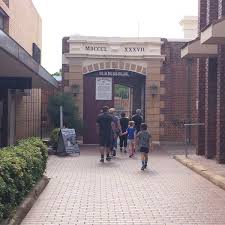 Old dubbo gaol, dubbo'nun ana caddesindeki yüksek bir duvarın içinde oturuyor. Photos At Old Dubbo Gaol 1 Tip From 129 Visitors