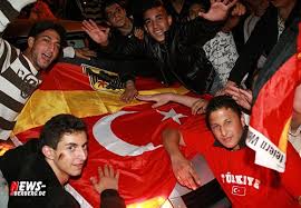 Deutschland überstand zum ersten mal seit 1996 wieder die vorrunde einer europameisterschaft. Fussball Em 2008 Gummersbach Hq Fan Fotoshooting Lahm Schiesst Uns Mit 3 2 1 1 Gegen Die Turken Ins Finale Im Hexenkessel Gummersbach Trafen Sich Tausende Nach Dem Spiel Um Zum Feiern News On Tour De