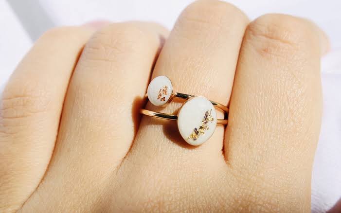 Necklaces, earrings, and rings are the breast milk jewellery available
