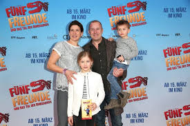 The son of a cargo vessel skipper, he was on stage for the first time in his life at the age of 15. Wr1w6tjed2kz2m