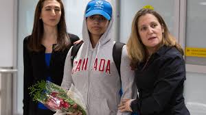 كيف كانت اللحظات الأولى بعد وصول رهف القنون إلى كندا؟