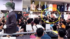 Hours, address, ioi city mall reviews: Watch Wild Shoppers Rushed Climbed Up Racks For Uniqlo X Kaws T Shirts