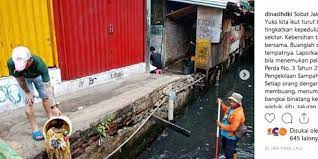 Buang sampah sembarangan polusi sungai air detaksumbar com. Viral Foto Warga Buang Sampah Ke Kali Di Depan Petugas Ini Kronologinya Halaman All Kompas Com