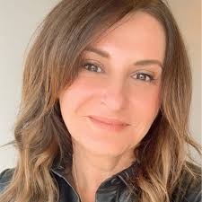 I am thrilled to share that I have been honored with the Rising Star Award  at my segment's Sales Kickoff! This recognition is a testament to the  incredible support and collaboration from