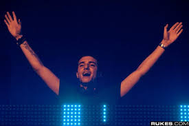 Alessandro rodolfo renato lindblad, känd som alesso, född 7 juli 1991 i stockholm, är en svensk discjockey och musikproducent.han vann priset årets innovatör på grammisgalan, med sebastian ingrosso, under 2013. Sebastian Ingrosso Like A Proud Father To Alesso Talent Rising