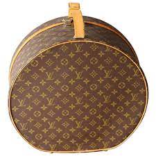 The o is square, not round). Round Louis Vuitton Hat Trunk 40 Louis Vuitton Bag Malle A Chapeaux Vuitton For Sale At 1stdibs