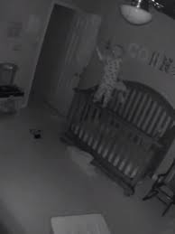 Kinder erkunden einfach ihre umgebung, leben ihre bewegungsfreiheit bestmöglich. Gruselig Baby Balanciert Nachts Auf Bettkante Wunderweib