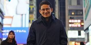 Siapa yang sampai saat ini belum mengenal pak sandiaga uno? Potret Sederhana Sandiaga Uno Gendong Anak Pakai Kain Cucian Beres Anak Dijagain Merdeka Com
