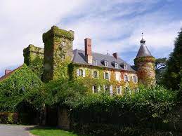 Chateau De Ludaix A Marcillat En Combraille Chateau France Paysage Auvergne Chateau