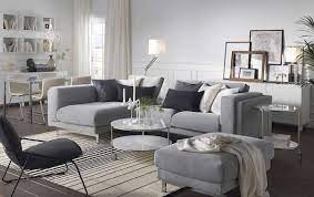 Koyu renkler kullanılmış olsa da duvarlarda kullanılan beyaz tonu ve dekorasyon da kullanılan objelerin özenle seçilmiş olması oldukça şık ve oldukça zarif bir görünüm. Yeni Trend Gri Koltuk Dekorasyonu 2021 Dekorcenneti Com