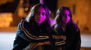 Mädchen finden sich oft in lächerlichen situationen wieder, kommen aber mit ehre aus ihnen heraus. Arabische Netflix Serie Flirten Trinken Rebellion Medien Sz De