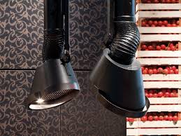 Hotte Mammut Est Inspiree Par Une Hotte Industrielle Repense Pour S Adapter A La Maison Chaque Hotte A Un Tube Flexibl Cooker Hoods Kitchen Range Hood Design