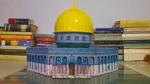 Bu alanın üzerinde altın kubbeli kubbetüssahra, aksa camii, burak mescidi, mervan mescidi, irili ufaklı onlarca oda, mihraplar, sebiller ve namaz kılmak için yükseltilmiş platform. Mescidi Aksa Kubbetu S Sahra Maketi Yapim Asamalari Youtube