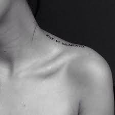 Os números romanos podem ser encontrados em qualquer livro escolar e diversos sites para conseguir a tradução de uma data em cardinal ou de ordinal para romanos. Disenos De Plantillas De Numeros Romanos Para Tatuajes Numeros Romanos Tatuajes Numeros Romanos Tatuaje En La Espalda