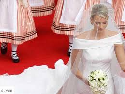 Deux photos inédites de la princesse charlène de monaco, en afrique du sud dans le cadre de son engagement pour la princesse charlène de monaco était éblouissante, jeudi soir, dans une robe du soir argent. Charlene Wittstock Zoom Sur Sa Robe De Mariee Armani Voici