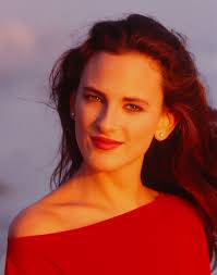 File:Actress Marlee Matlin in Malibu, California 1989