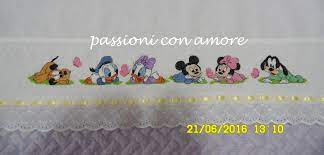 Lenzuolino Rifinito In Giallo Per Una Bambina Con Topolino Baby E I Suoi Amici Punto Croce Punto Croce A Tema Disney Schemi Punto Croce Gratis