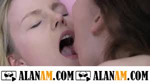 Ateşli lezbiyen kızların ateşli öpüşme sahnesi - Alanam