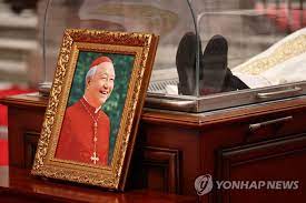 서울=뉴시스조수정 기자 = 28일 오전 전 고(故) 정진석 추기경 빈소가 마련된 서울 명동성당에서 추모객들이 위령미사에 참석하기 위해 줄서 입장하고 있다. Og9ztlnzeaxj1m