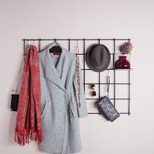 Viel Platz Fur Jacken Taschen Hute Und Schlussel Das Wandgitter Als Garderobe Nutzen Garderobe Gitter Wand Wandgitter Garderobe Design Garderoben Gitter