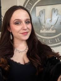 Katie Brakefield's Instagram, Twitter & Facebook